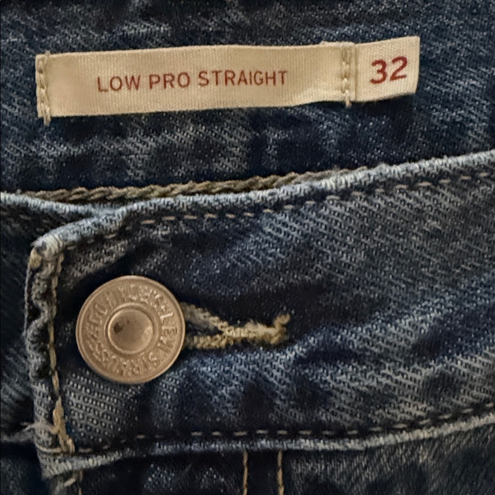 Women’s Levi’s size 32 - Picture 2 of 3